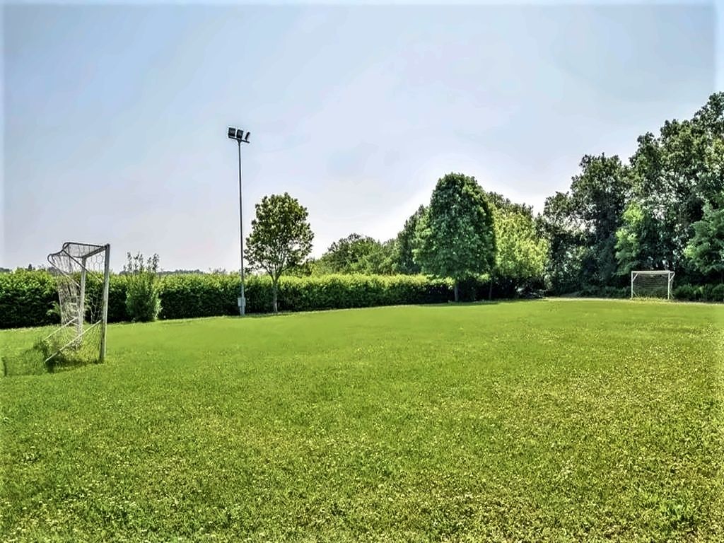 Campo da calcetto nel parco della villa