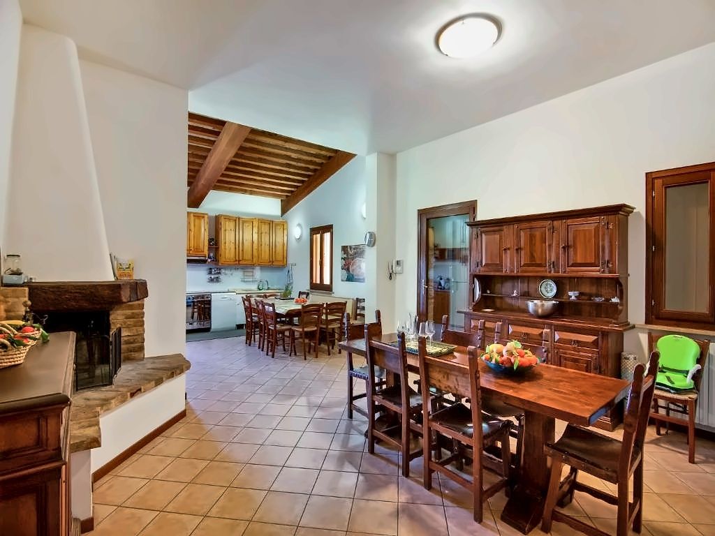 Sala da pranzo con camino e soffitto in legno